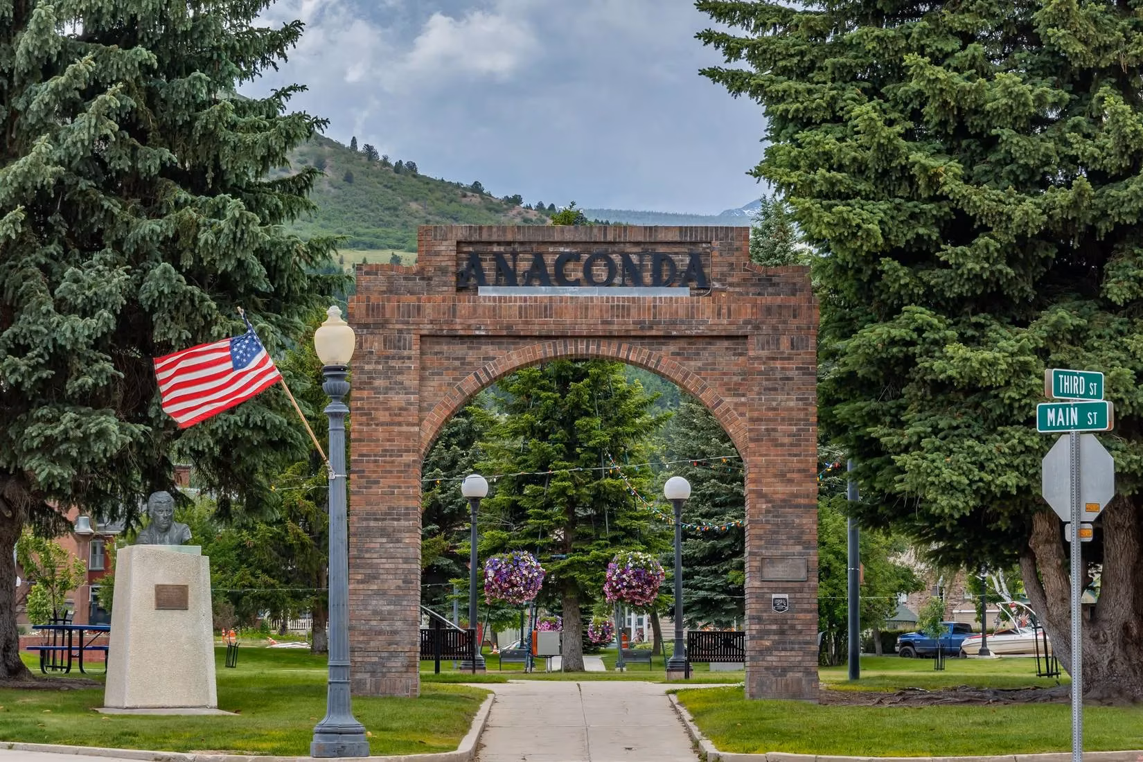 anaconda-montana-the-hidden-gem-where-wild-nature-meets-industrial-history-image-2