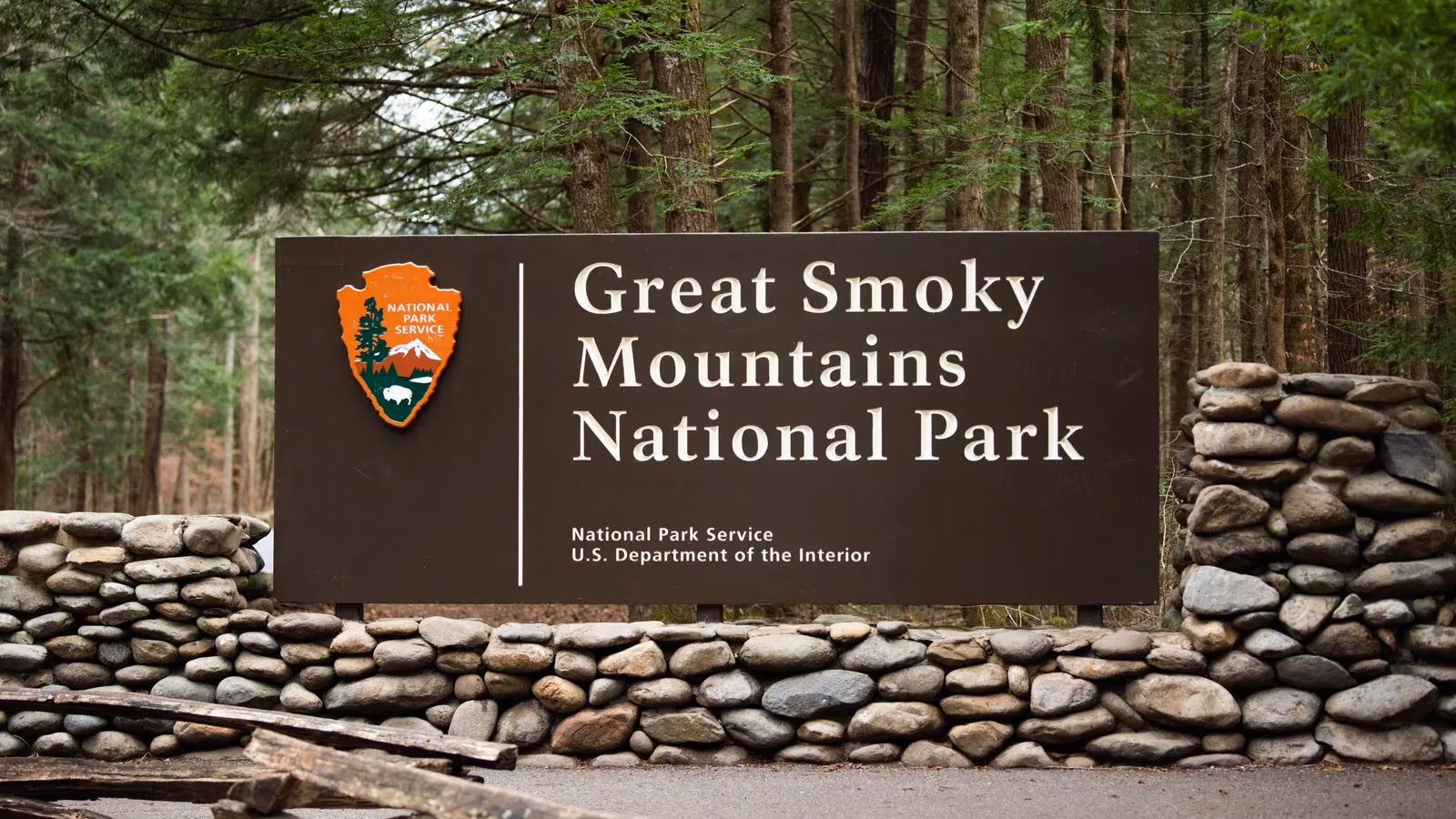 how-local-communities-kept-great-smoky-mountains-national-park-open-during-the-2025-shutdown-image-0