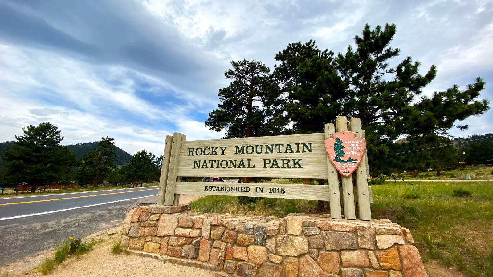 rocky-mountain-national-park-weathers-government-shutdown-through-conservancy-and-volunteer-heroes-image-0