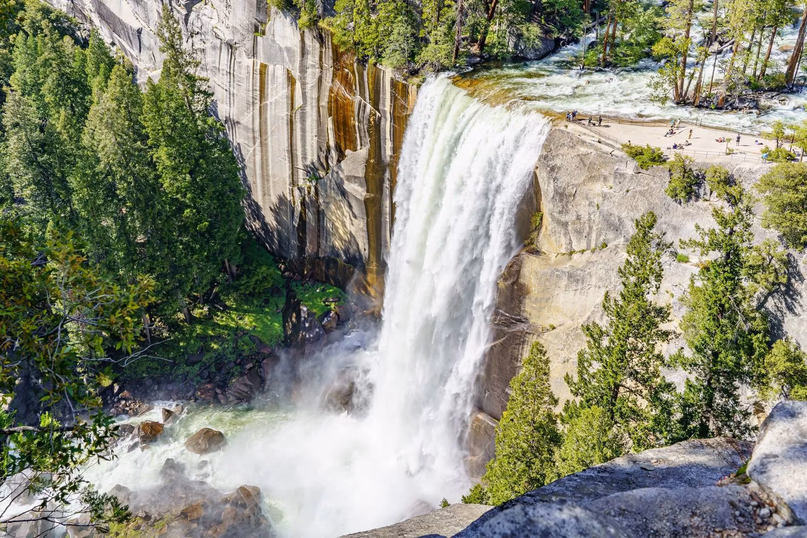 yosemite-s-mist-trail-a-famous-hike-that-demands-respect-image-1